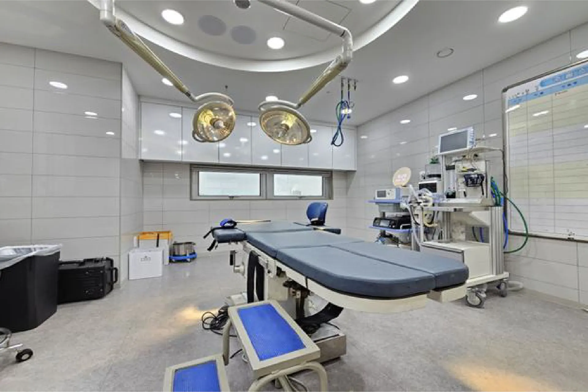 Operating room with surgical lights