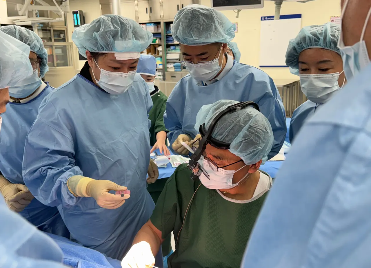 Surgeons working together in a cadaver anatomy lab session