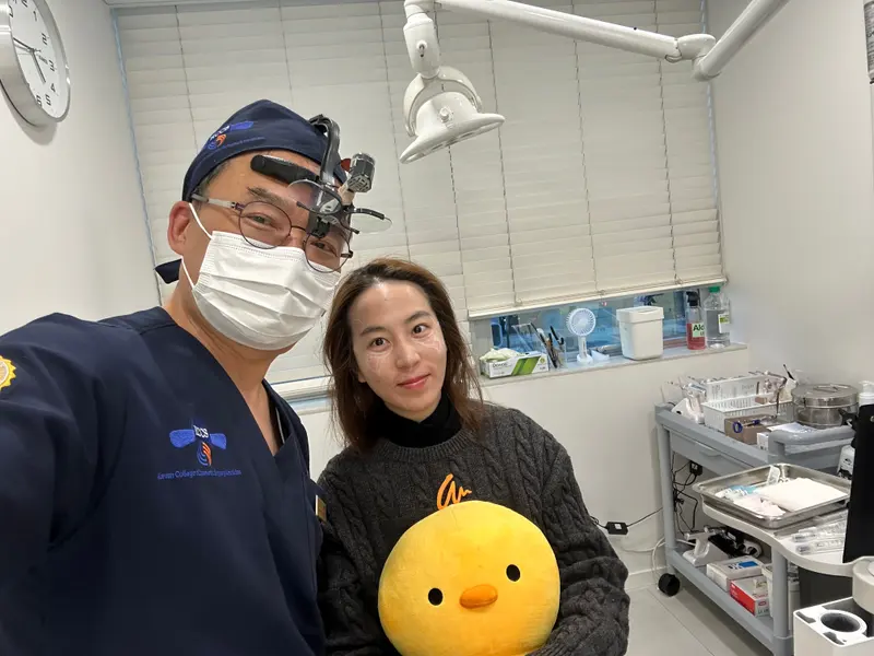 Dr. Kang taking a photo with a patient in a Pascal Clinic exam room, photo 2